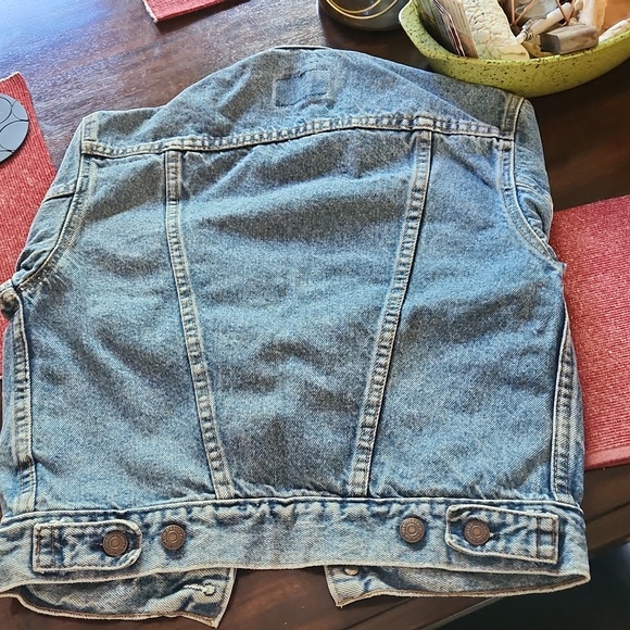 Size small vintage Levi jacket, no tears ,in really good shape. Asking 75$ - Picture 3 of 4